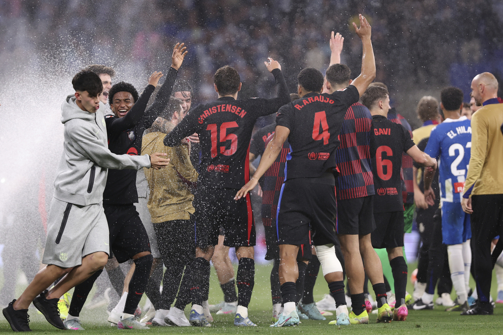 PG游戏-巴塞罗那不断突破！，塔图姆连续十五场比赛得分超过夺冠观众掌声雷动(巴塞罗那对巴拉多利德)