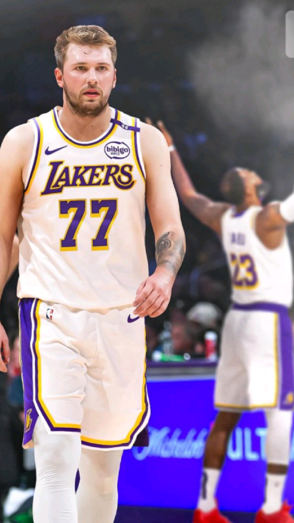 PG-东契奇回归赛场，惊险取胜首场状态亮眼，湖人观众沸腾！的简单介绍